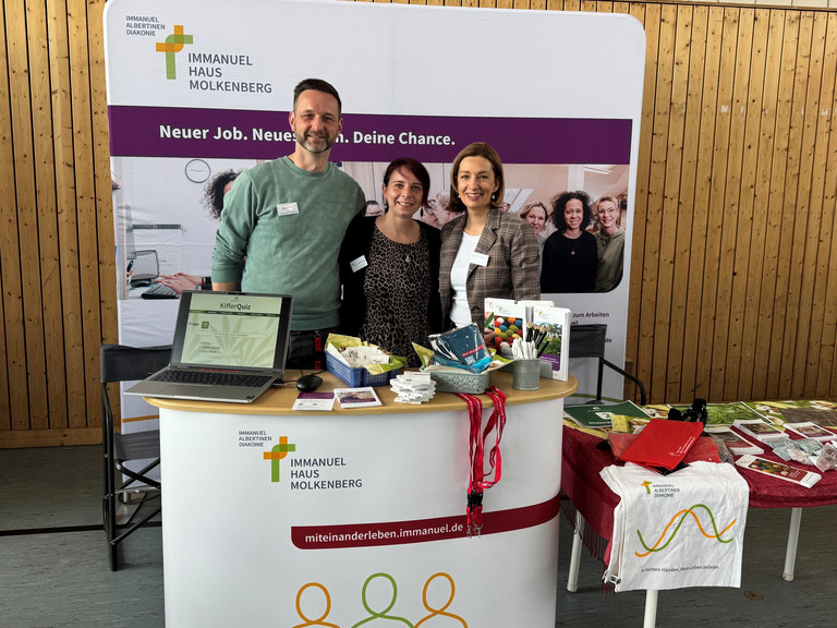 Messestand des Immanuel Haus Molkenberg beim Zukunftsforum LOOK @ YOUR FUTURE am 14.03.2026 im Oberstufenzentrum Fürstenwalde – Mitarbeitende informieren über Heilerziehungspflege und Sozialarbeit und präsentieren Mitmachaktionen wie Alkoholbrille und Kiffer-Quiz Messestand des Immanuel Haus Molkenberg beim Zukunftsforum LOOK @ YOUR FUTURE am 14.03.2026 im Oberstufenzentrum Fürstenwalde – Mitarbeitende informieren über Heilerziehungspflege und Sozialarbeit und präsentieren Mitmachaktionen wie Alkoholbrille und Kiffer-Quiz